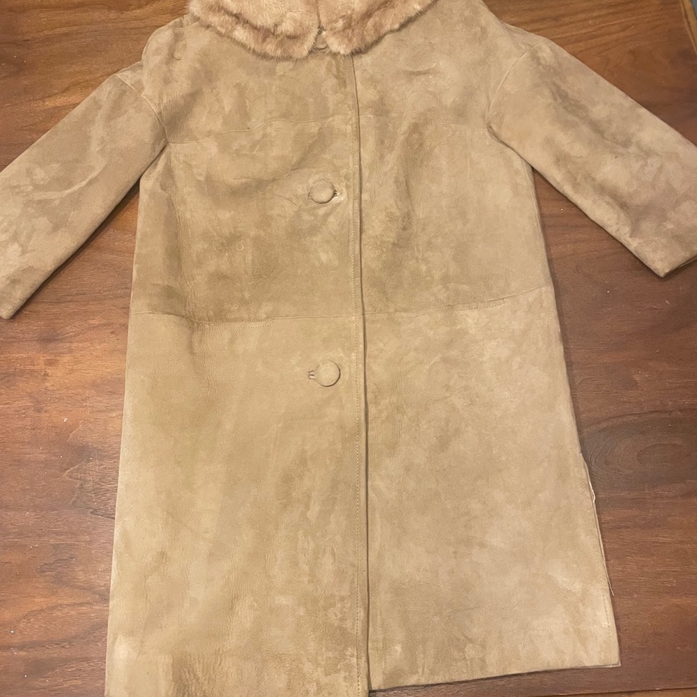 Elegant Tan Suede Coat with Faux Fur Collar - Picture 3 of 16